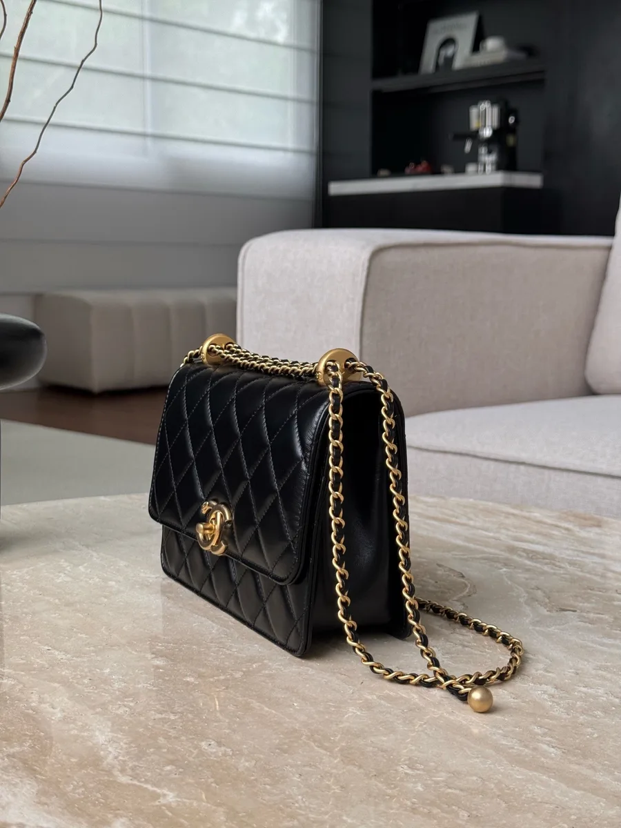 Чёрная сумка Chanel Classic Flap, вид сбоку
