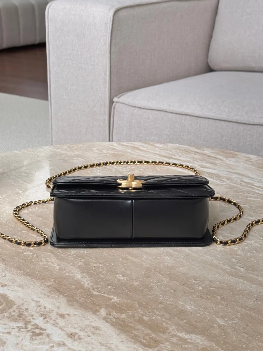 Чёрная сумка Chanel Classic Flap, вид снизу