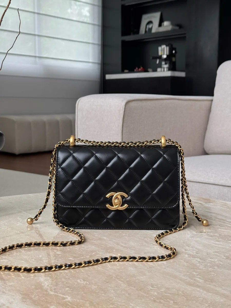 Чёрная сумка Chanel Classic Flap с золотистой фурнитурой, вид спереди