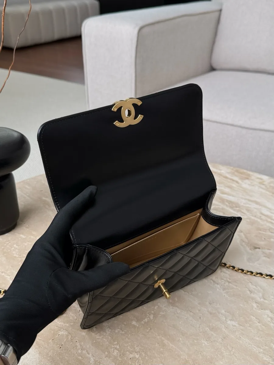 Открытая чёрная сумка Chanel Classic Flap, вид на внутреннее отделение золотистого цвета