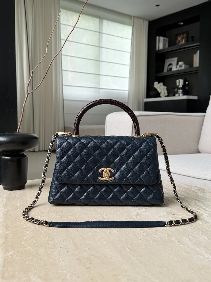 Синяя стеганая сумка Chanel Coco Handle с коричневой ручкой и золотистой фурнитурой, вид спереди
