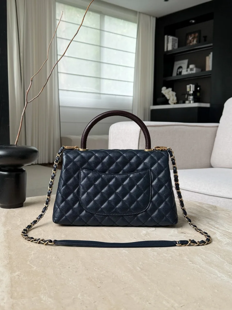 Задняя сторона синей сумки Chanel Coco Handle с накладным карманом