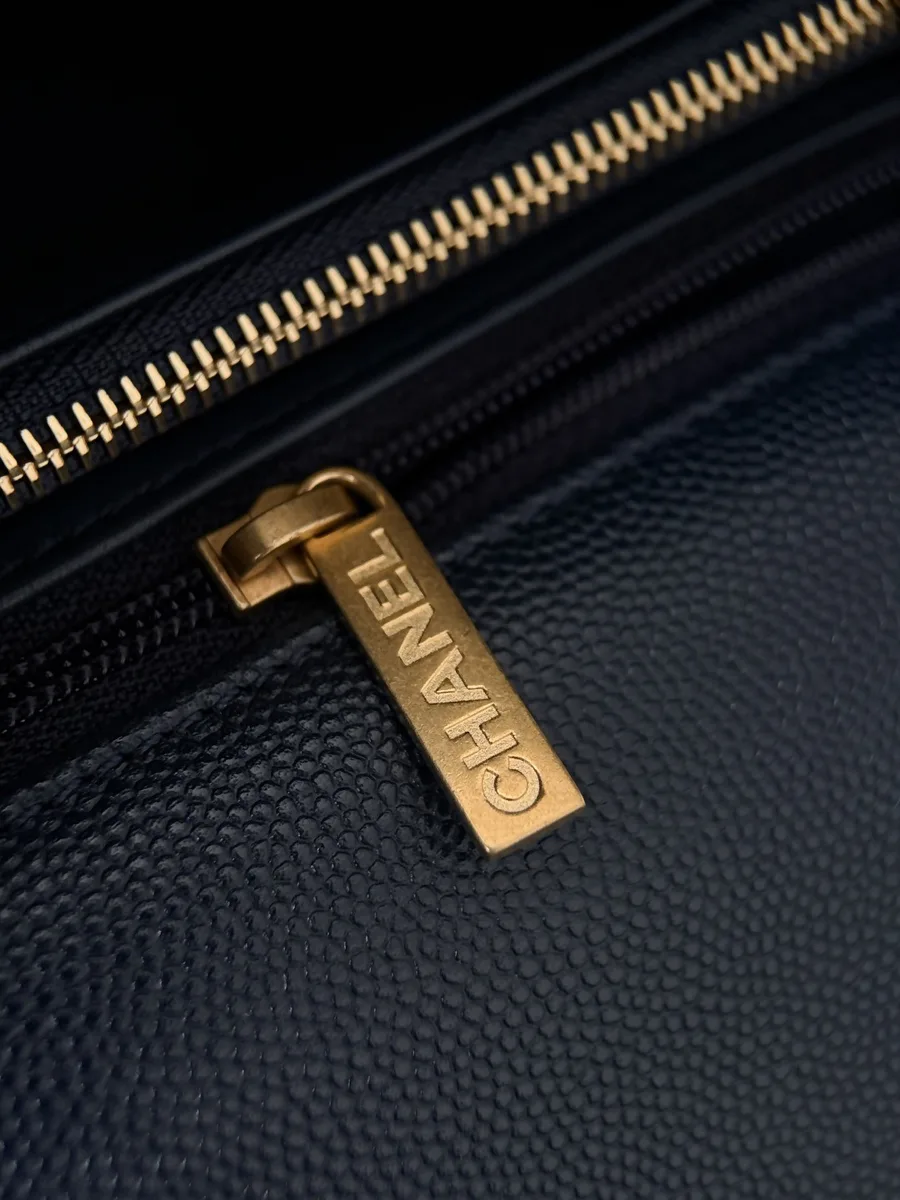 Крупный план пуллера молнии с гравировкой Chanel