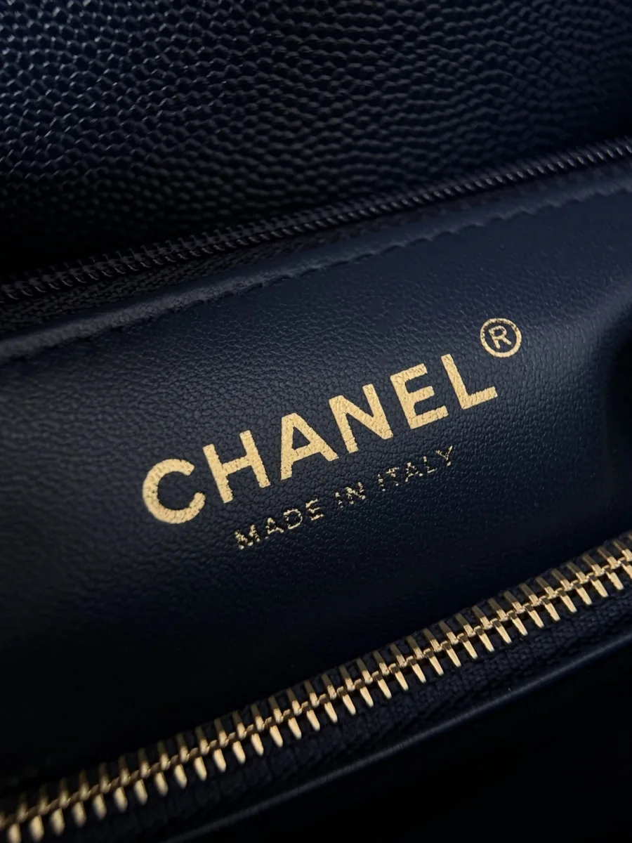 Золотистое тиснение Chanel Made in Italy на внутренней кожаной отделке