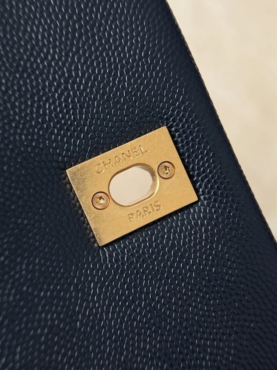 Обратная сторона пластины замка с гравировкой Chanel Paris