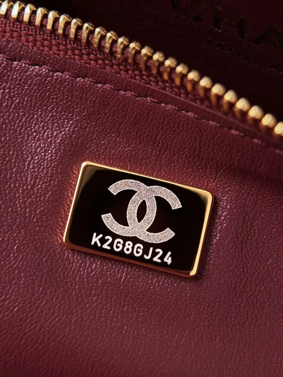 Крупный план металлической кнопки с гравировкой Chanel Paris