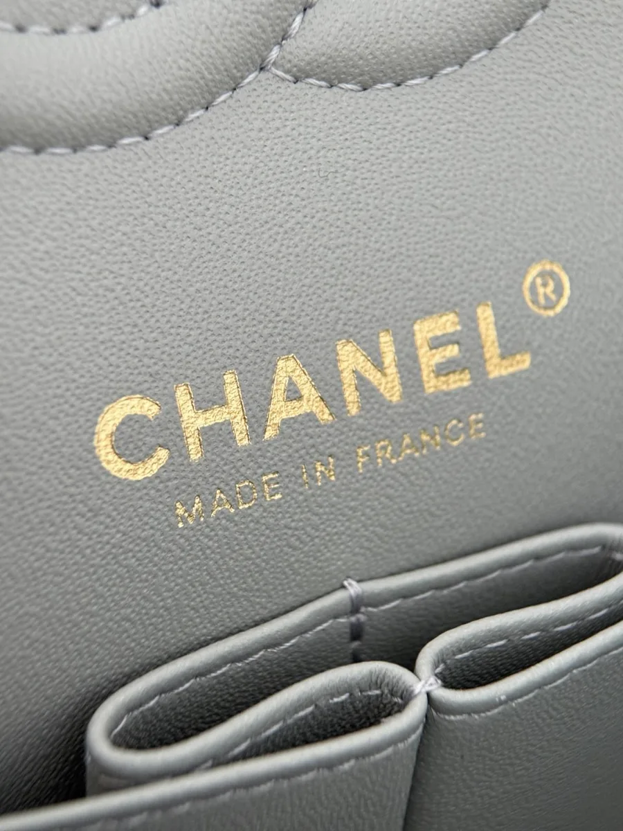 Золотистый штамп Chanel Made in France внутри сумки