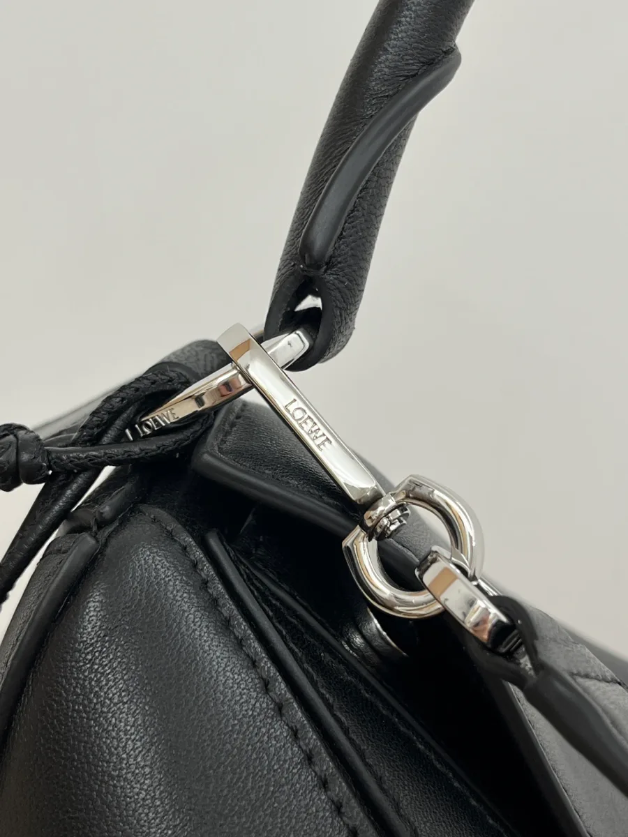 Крепление съёмного кожаного ремня с металлическим карабином с гравировкой Loewe