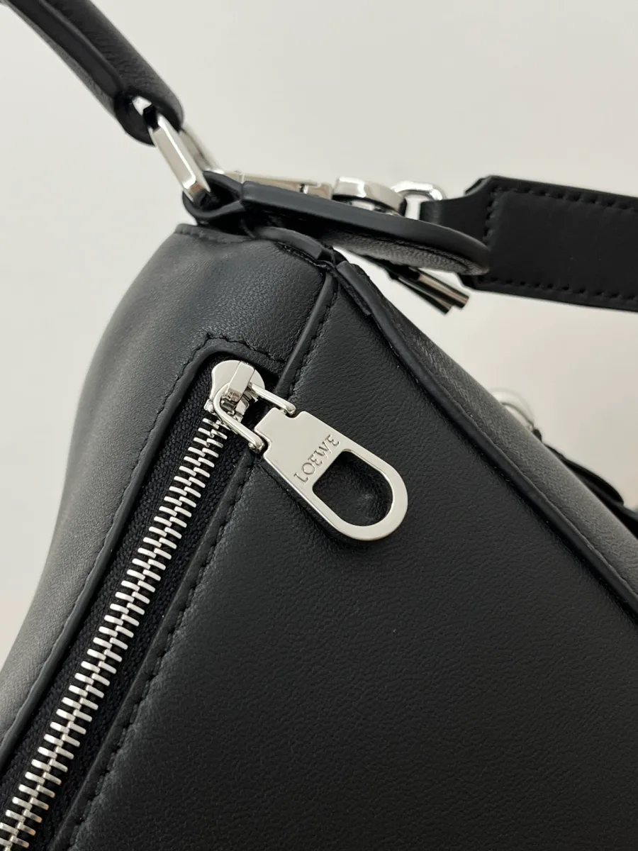 Металлическая застёжка-молния и бегунок с логотипом на чёрной сумке Loewe