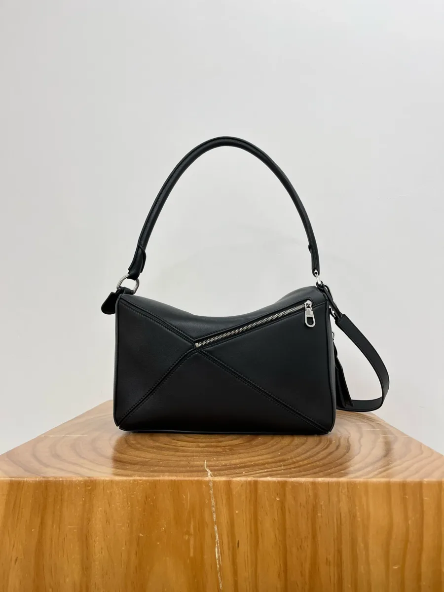 Чёрная сумка Loewe Featherlight Puzzle, вид сзади с диагональной молнией кармана