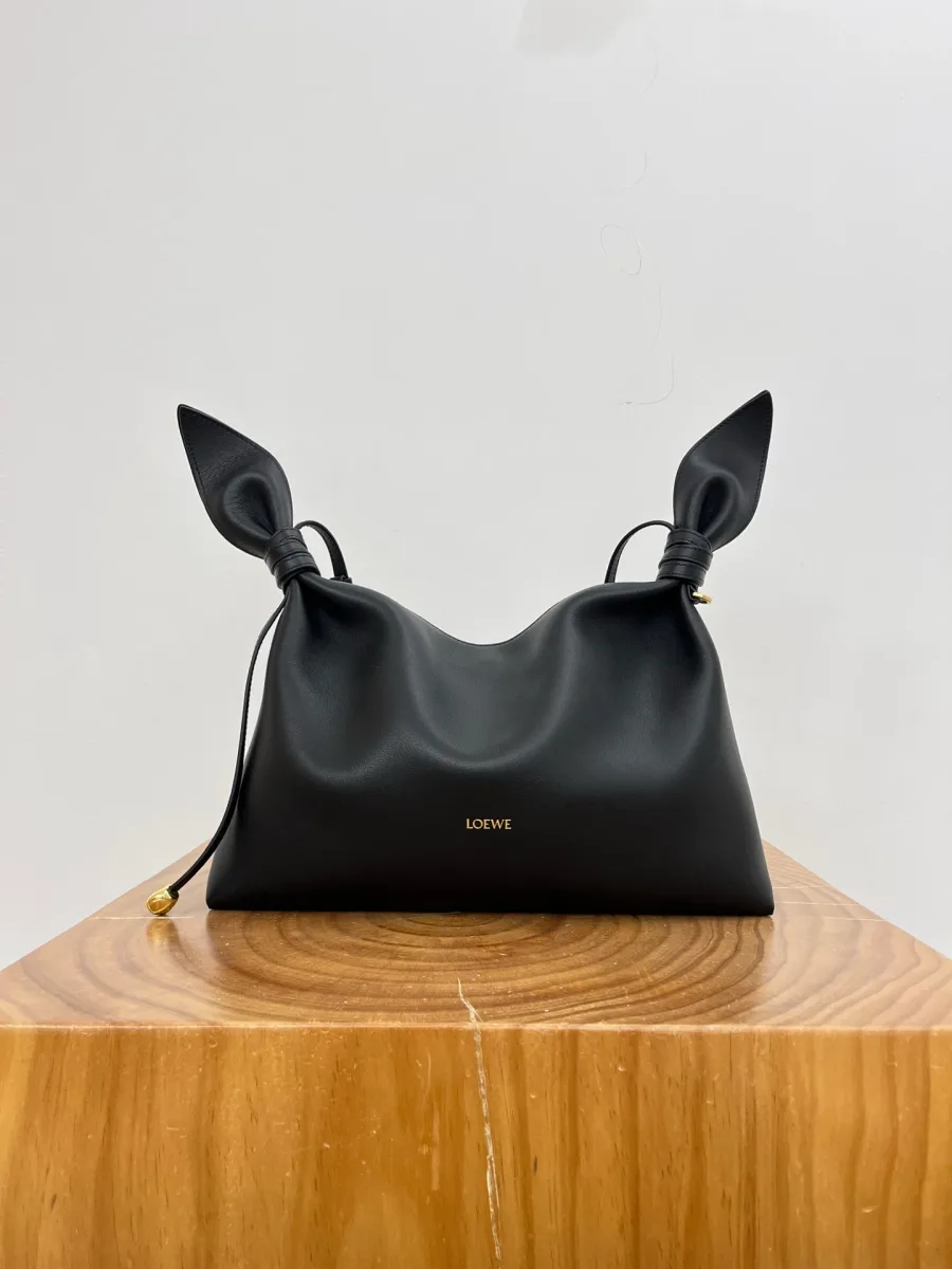 Чёрная кожаная сумка Loewe Scarf с узлами по бокам, вид спереди