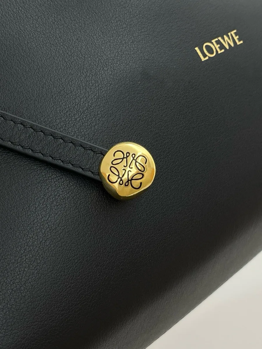 Золотистая круглая фурнитура Pebble с гравировкой Anagram и логотип LOEWE