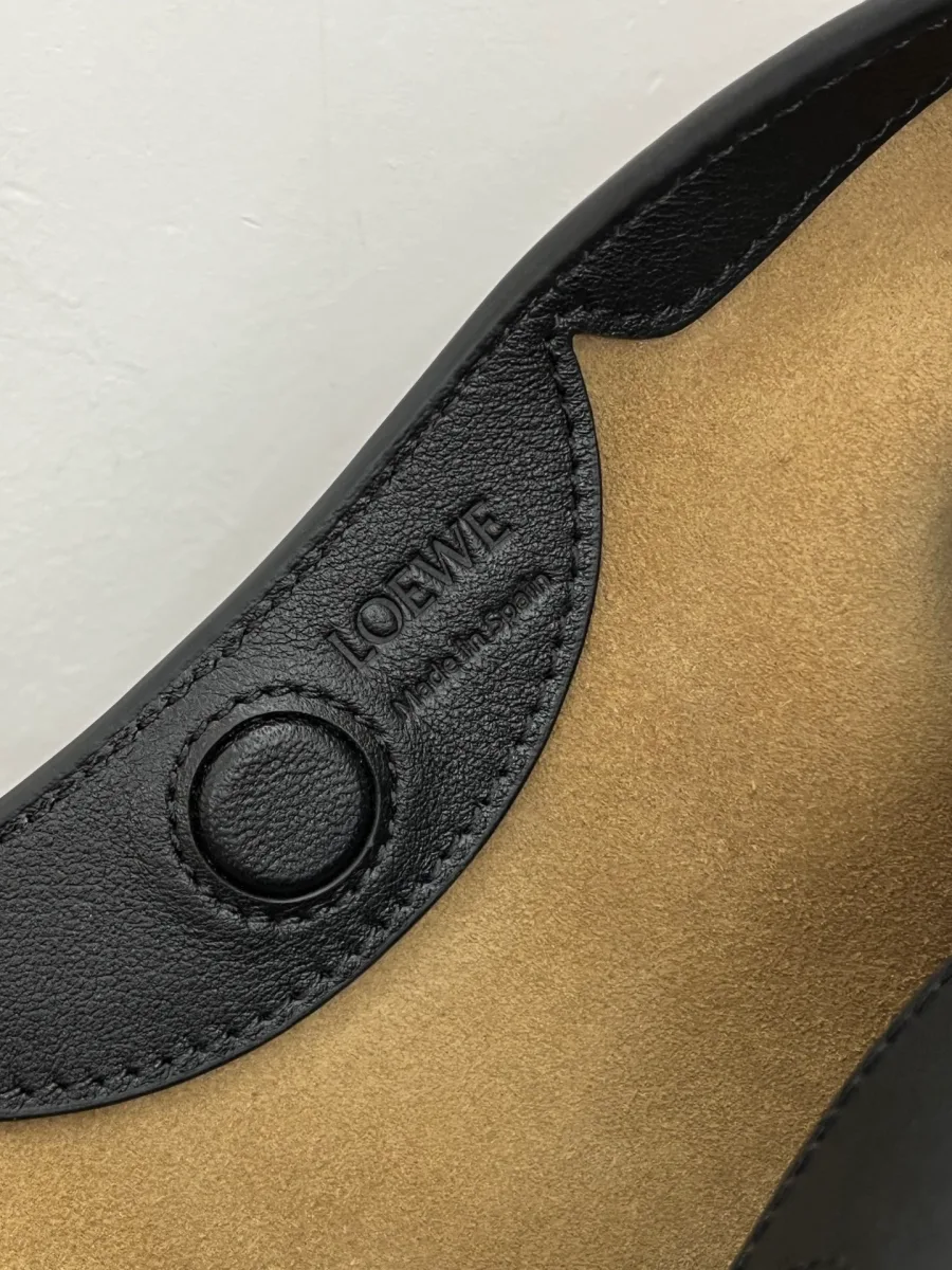 Внутренняя магнитная застёжка с тиснением Loewe Made in Spain на замше