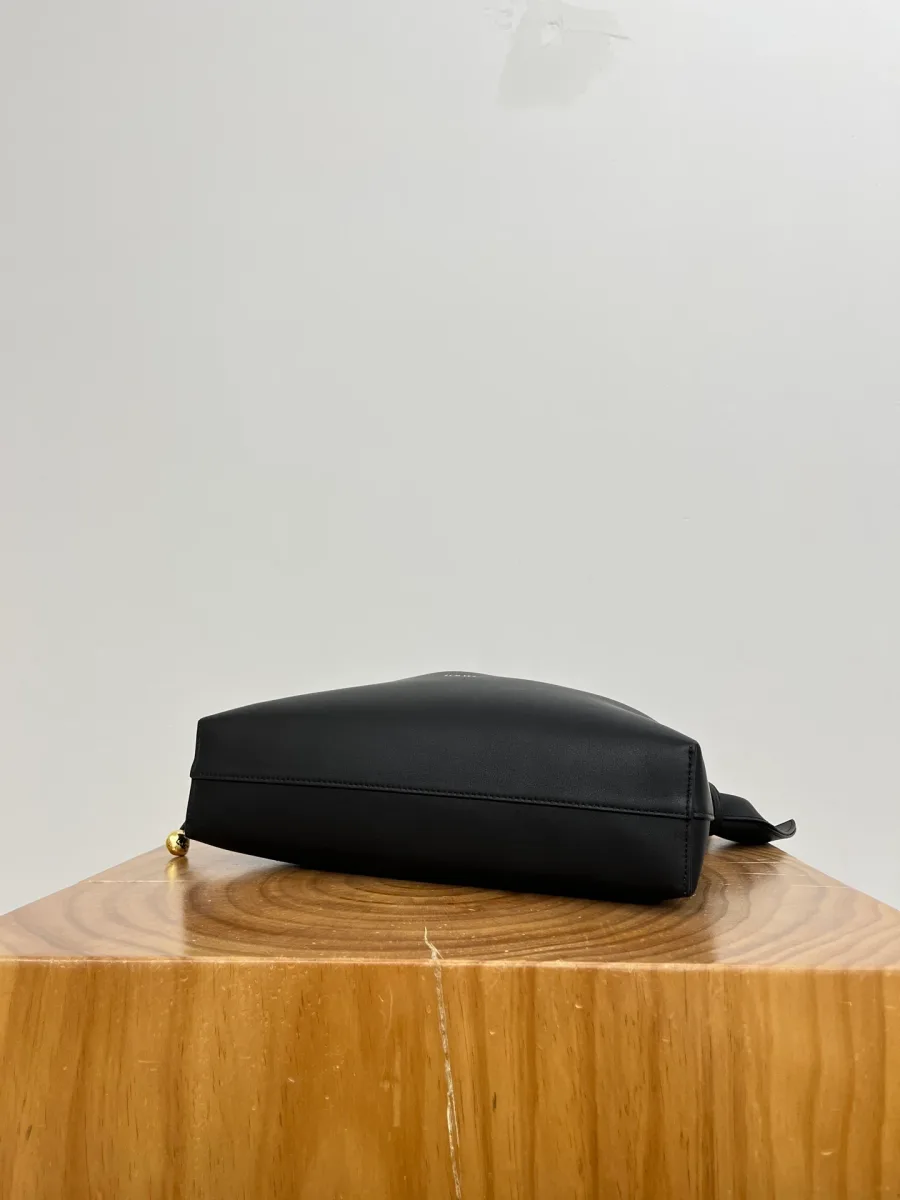 Дно чёрной кожаной сумки Loewe Scarf, вид снизу