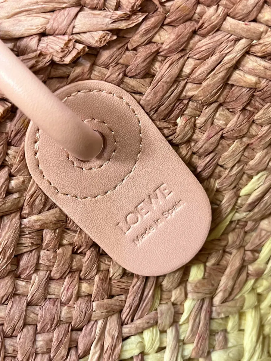 Внутренняя кожаная нашивка с чётким тиснением фирменного логотипа LOEWE Made in Spain