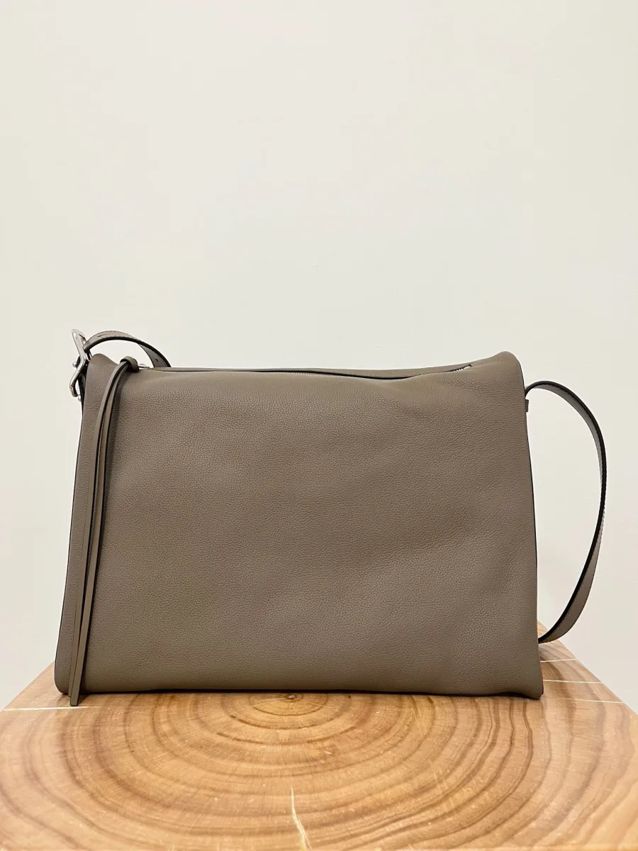 Серо-бежевая кожаная сумка Loewe Berlingo, вид спереди