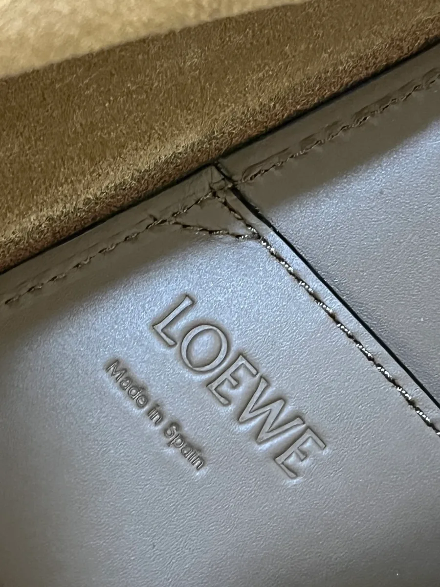 Тиснение Loewe Made in Spain на кожаной отделке сумки