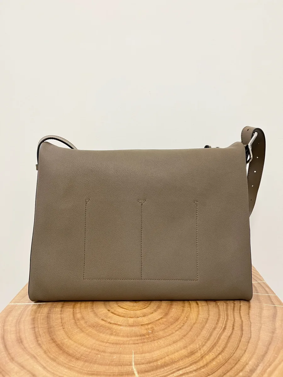Серо-бежевая кожаная сумка Loewe Berlingo, вид сзади