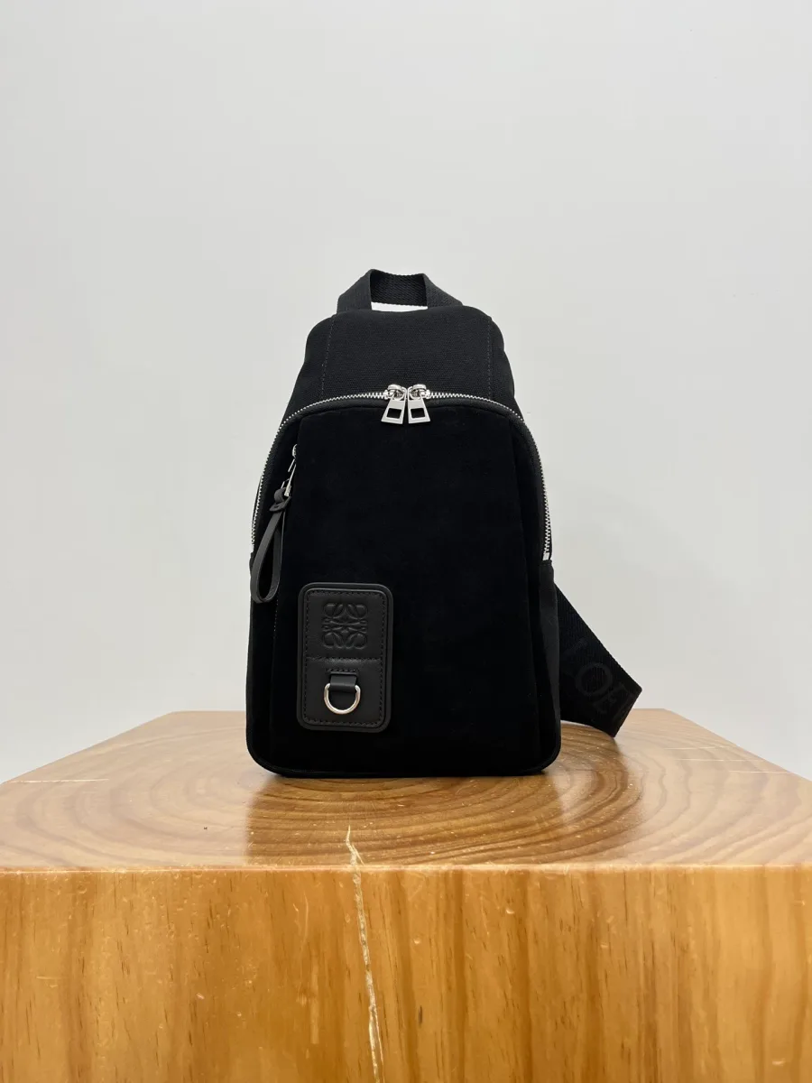 Чёрная сумка-слинг Loewe Flex Sling, фронтальный ракурс