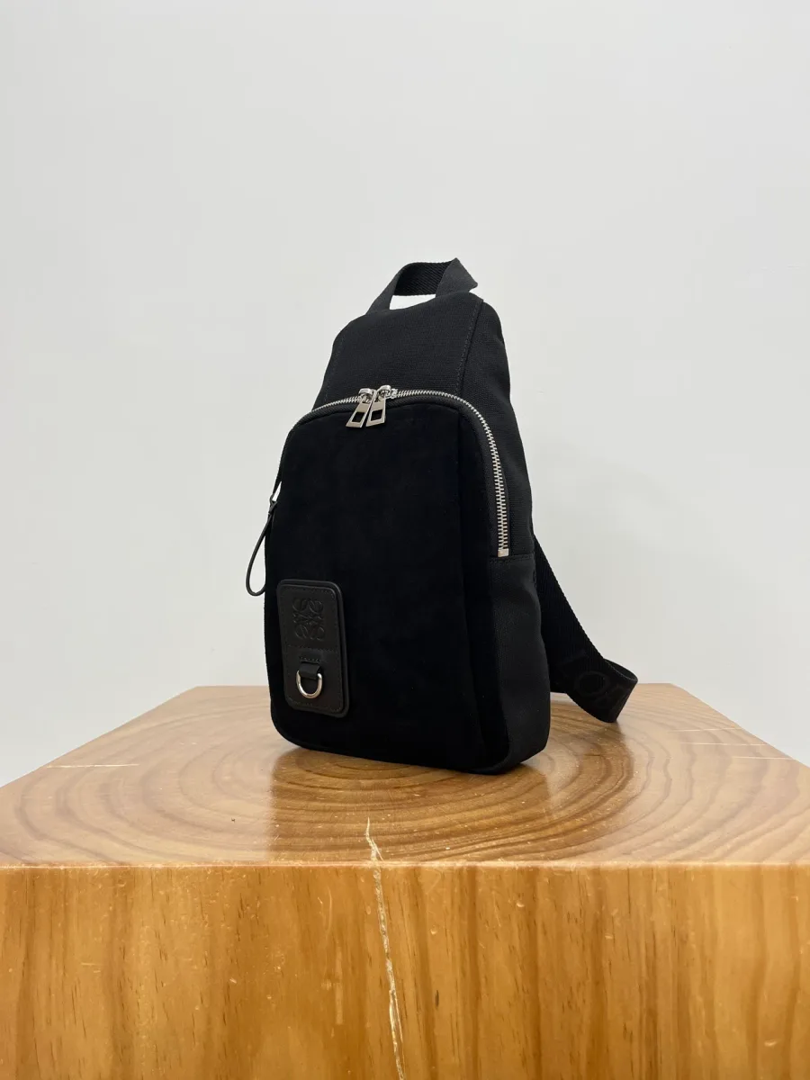 Сумка-слинг Loewe Flex Sling, ракурс три четверти на подставке