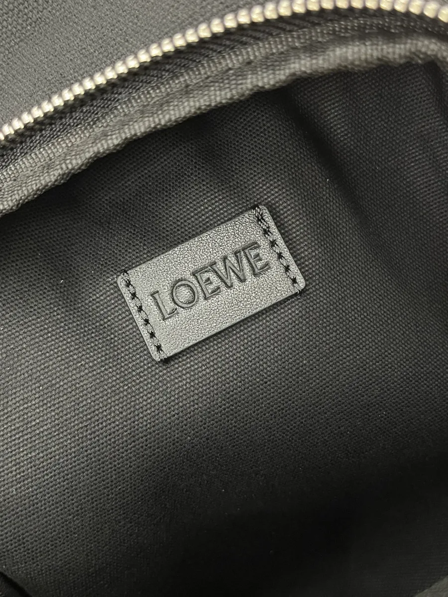 Внутренняя кожаная нашивка с тиснёным логотипом Loewe