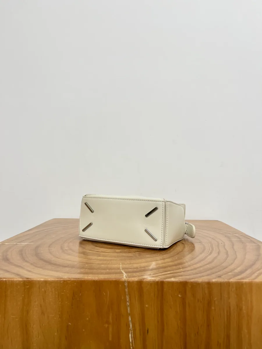 Основание бежевой кожаной сумки Loewe Puzzle, вид снизу