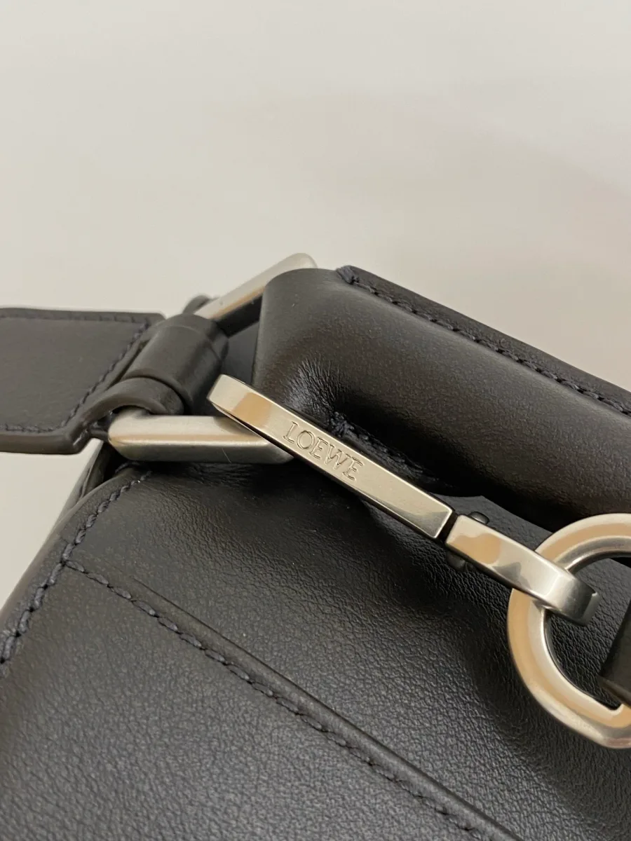 Металлическое крепление плечевого ремня и карабин с гравировкой бренда Loewe
