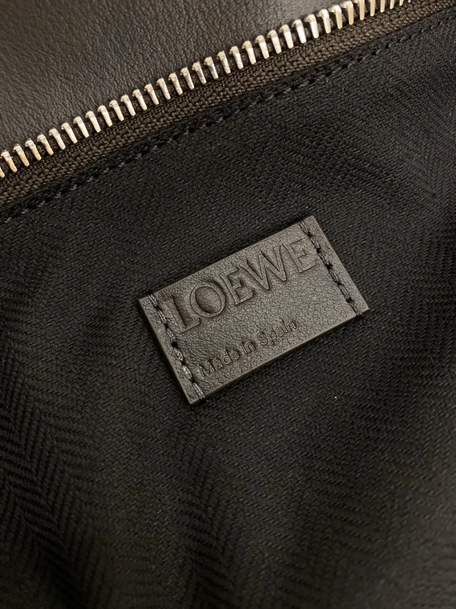 Внутренняя кожаная нашивка с тиснением Loewe Made in Spain рядом с молнией