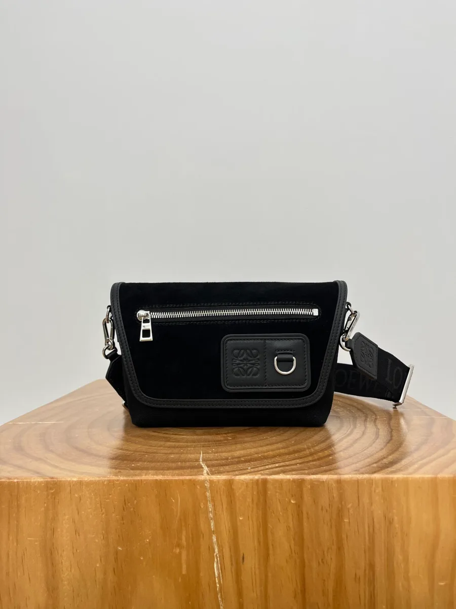 Чёрная сумка Loewe Flex Small из канваса и замши на деревянном подиуме, вид спереди