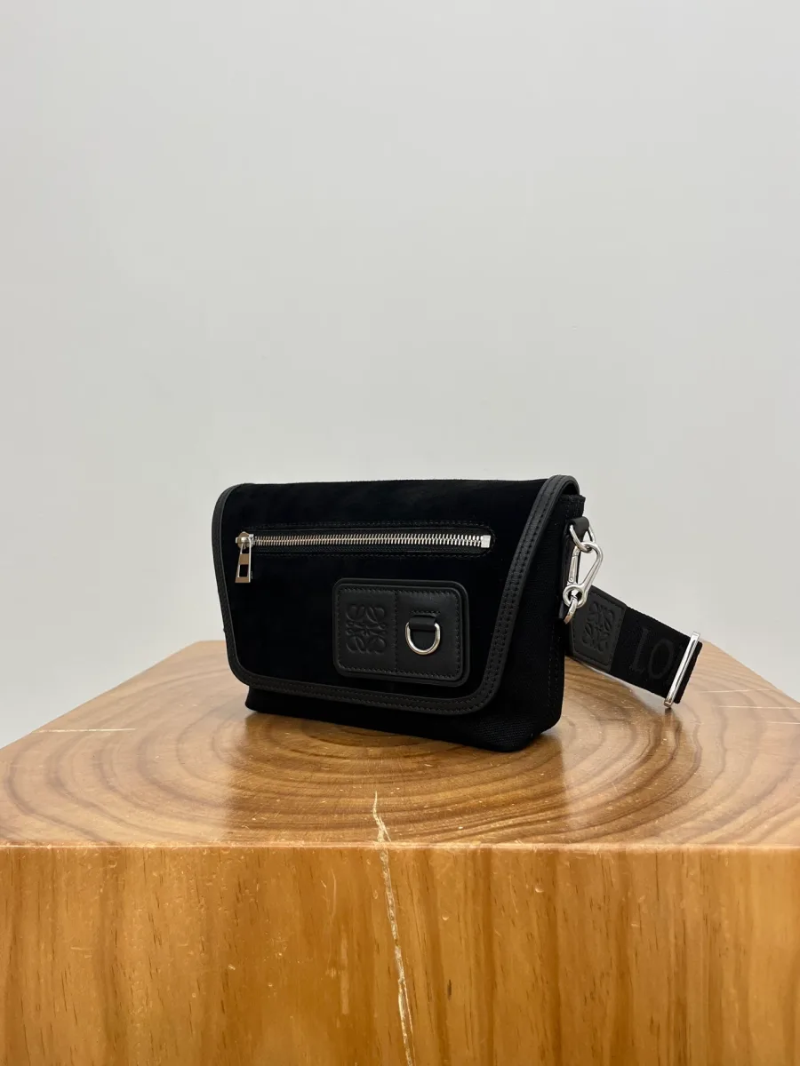 Чёрная сумка Loewe Flex Small, ракурс три четверти с клапаном и съёмным ремнём