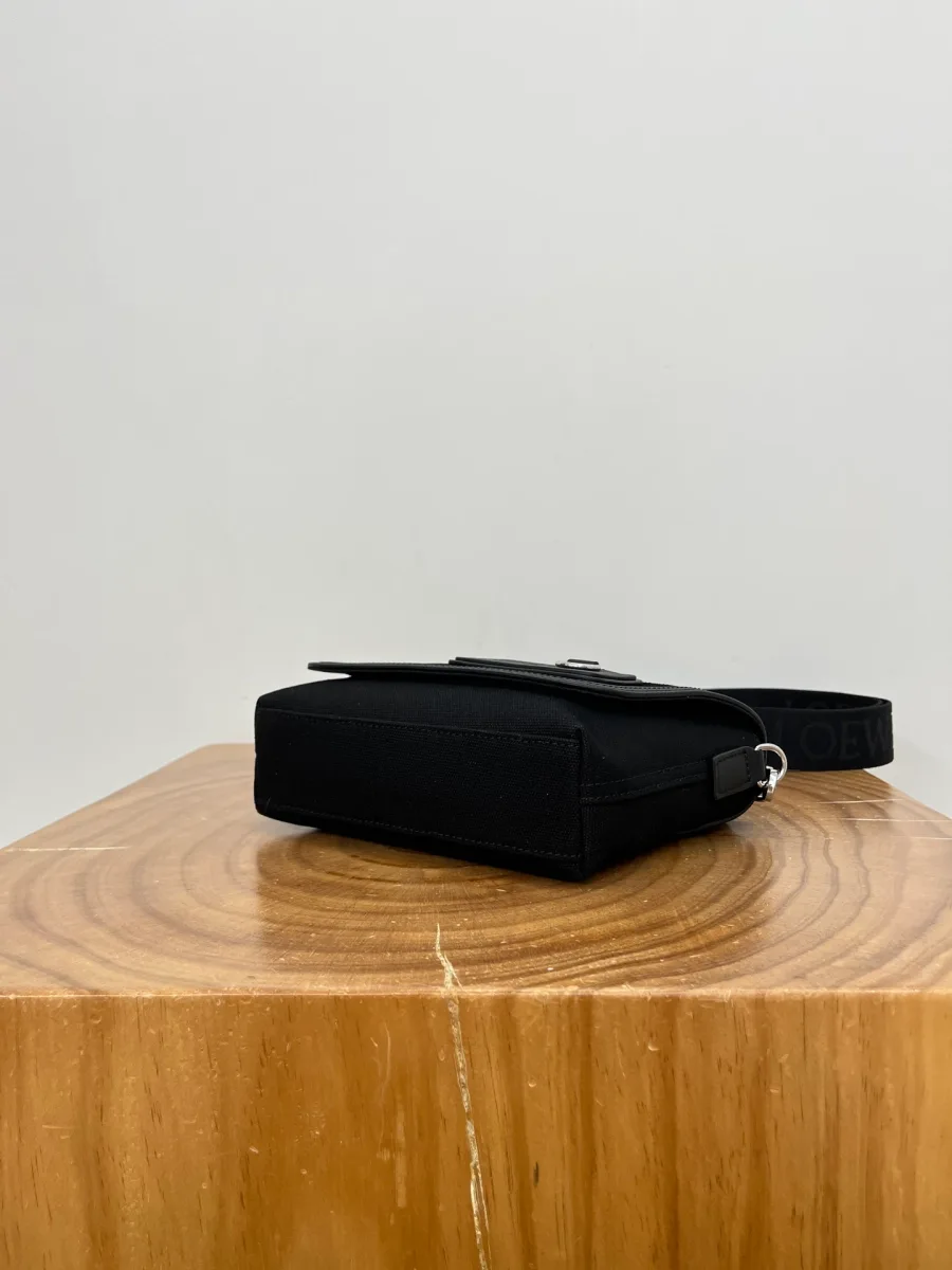 Нижняя часть и боковая сторона чёрной сумки Loewe Flex Small, вид снизу