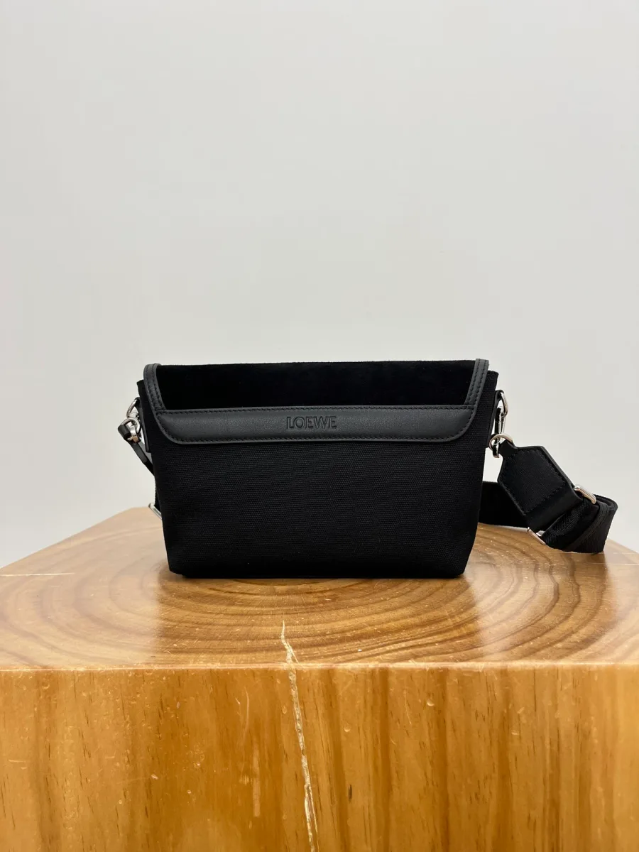 Задняя сторона чёрной сумки Loewe Flex Small с кожаной отделкой и плечевым ремнём