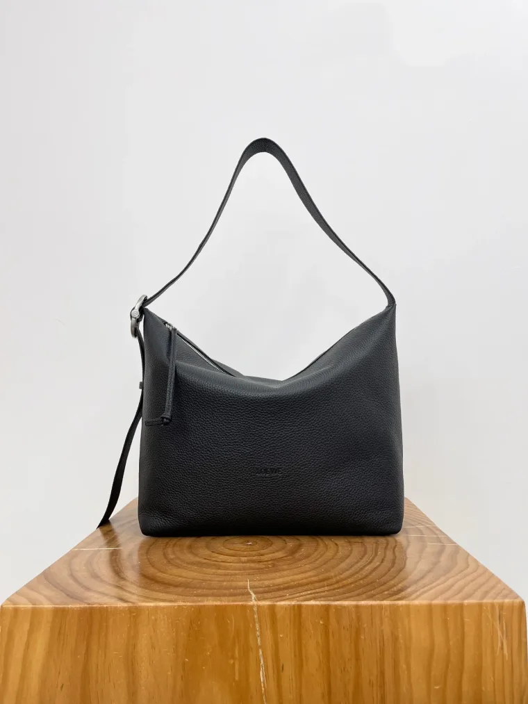 Loewe Чёрная большая сумка-хобо Loop из зернистой кожи