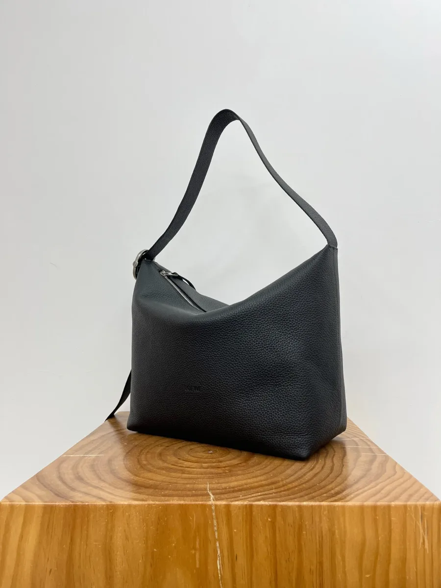 Чёрная кожаная сумка-хобо Loewe Loop, ракурс три четверти