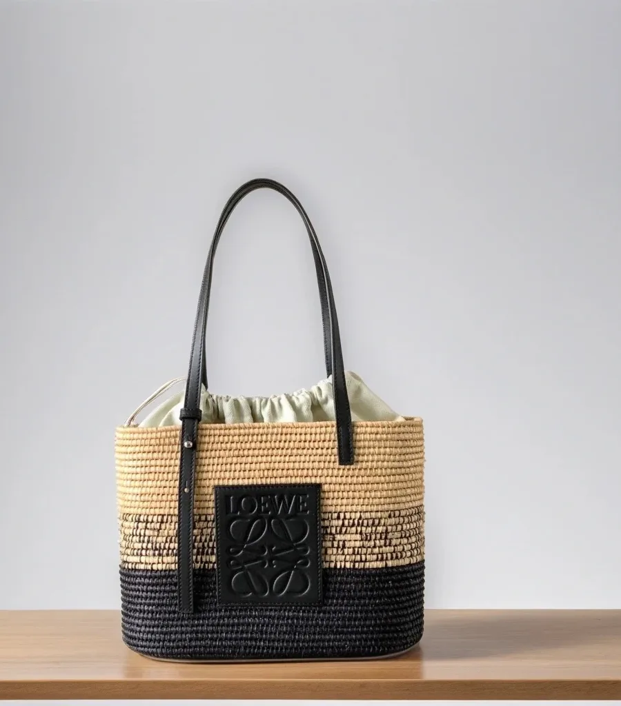 Двухцветная сумка Loewe Square Basket из бежевой и чёрной рафии с чёрными кожаными деталями