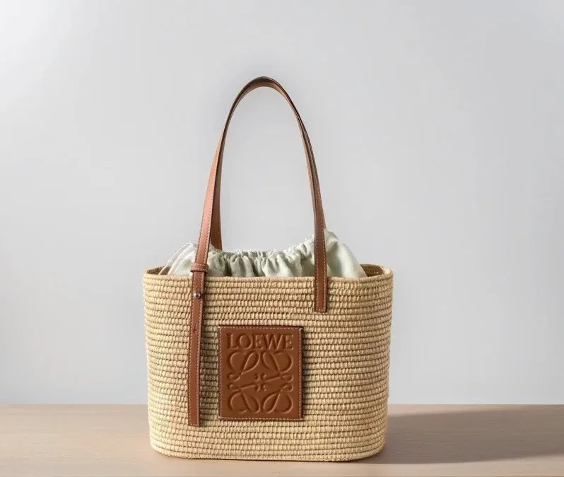 Бежевая сумка-тоут Loewe Square Basket из рафии с коричневыми кожаными ручками и патчем