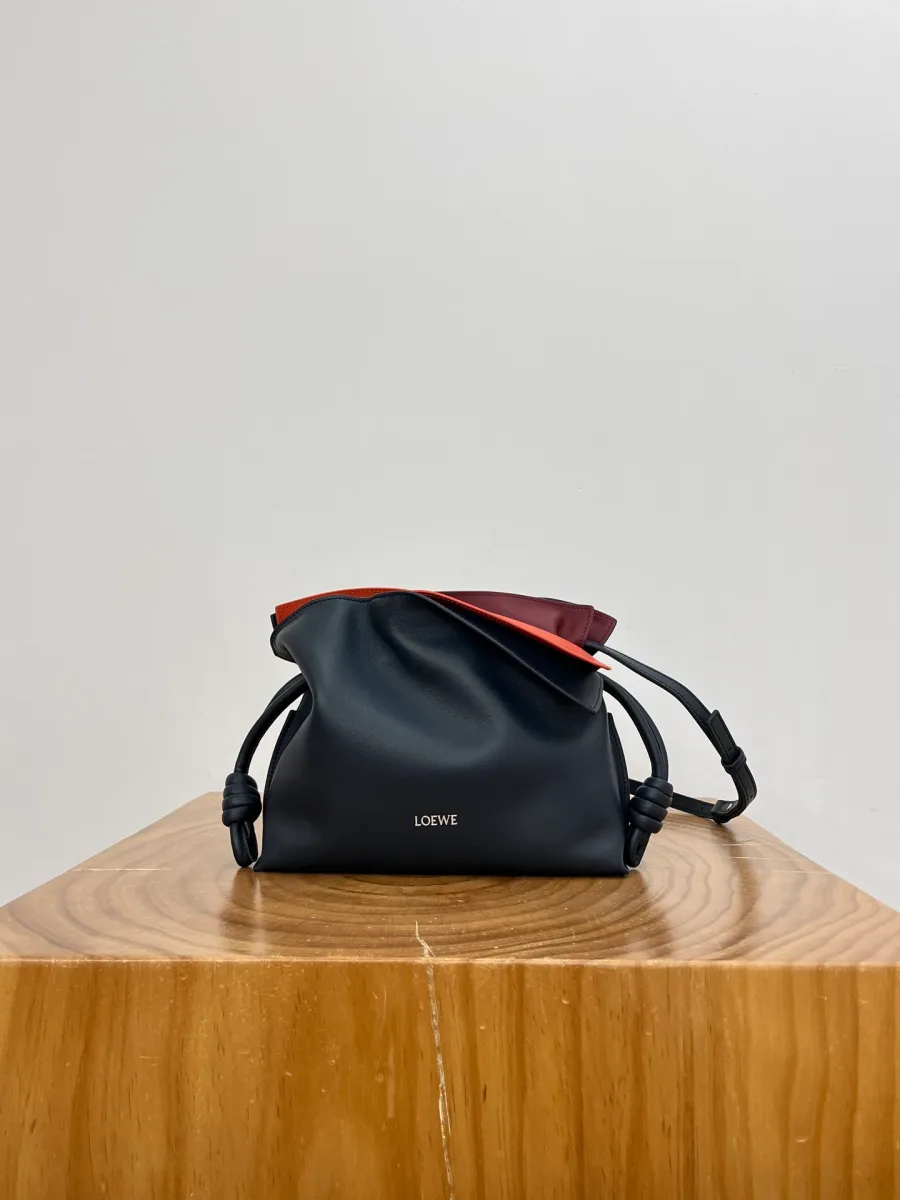 Тёмно-синяя сумка Loewe Flamenco Mini с бордовым отворотом, вид спереди