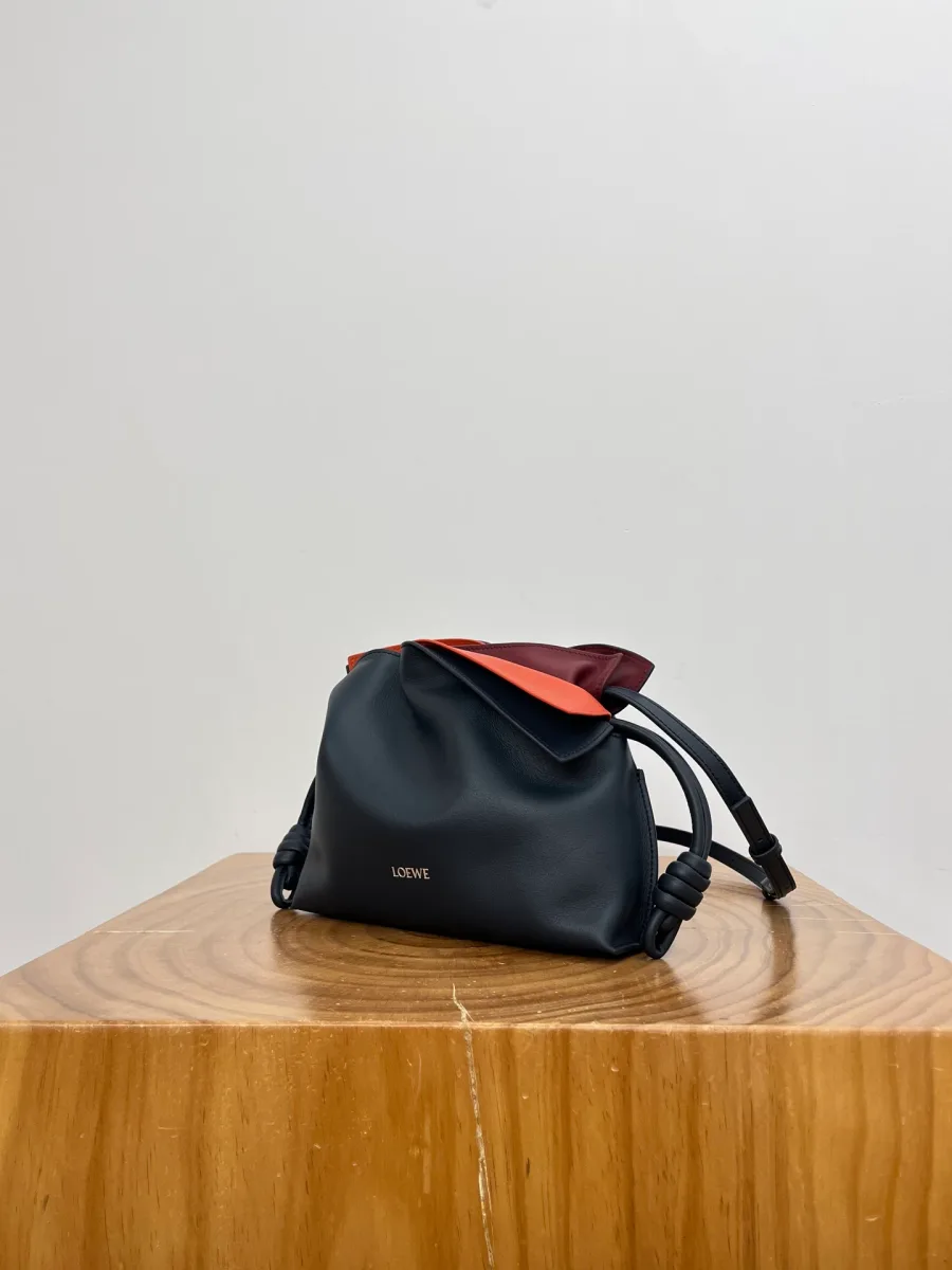 Кожаная сумка Loewe Flamenco Mini с боковыми узлами, ракурс три четверти