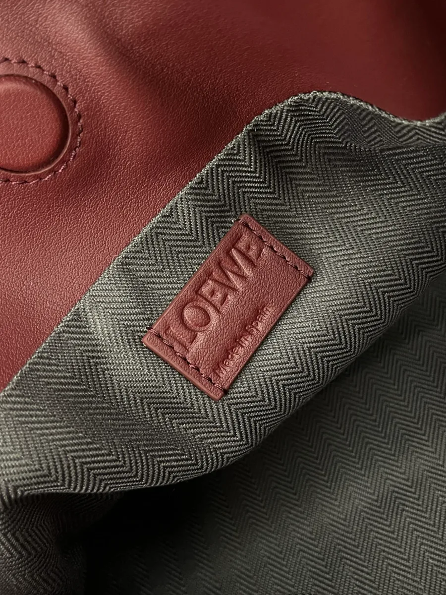 Внутренняя кожаная нашивка с логотипом Loewe и подкладка в ёлочку