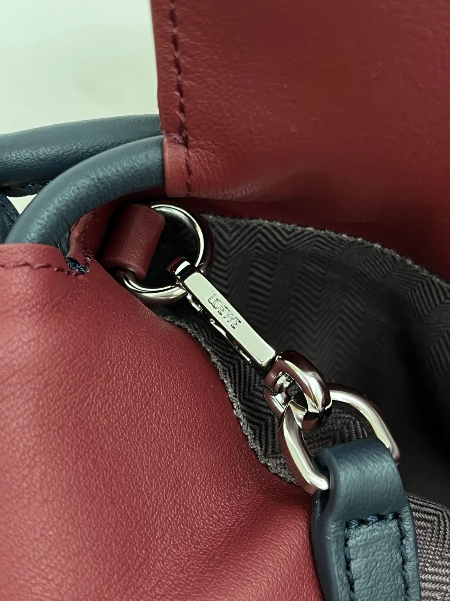 Серебристый карабин плечевого ремня с гравировкой Loewe