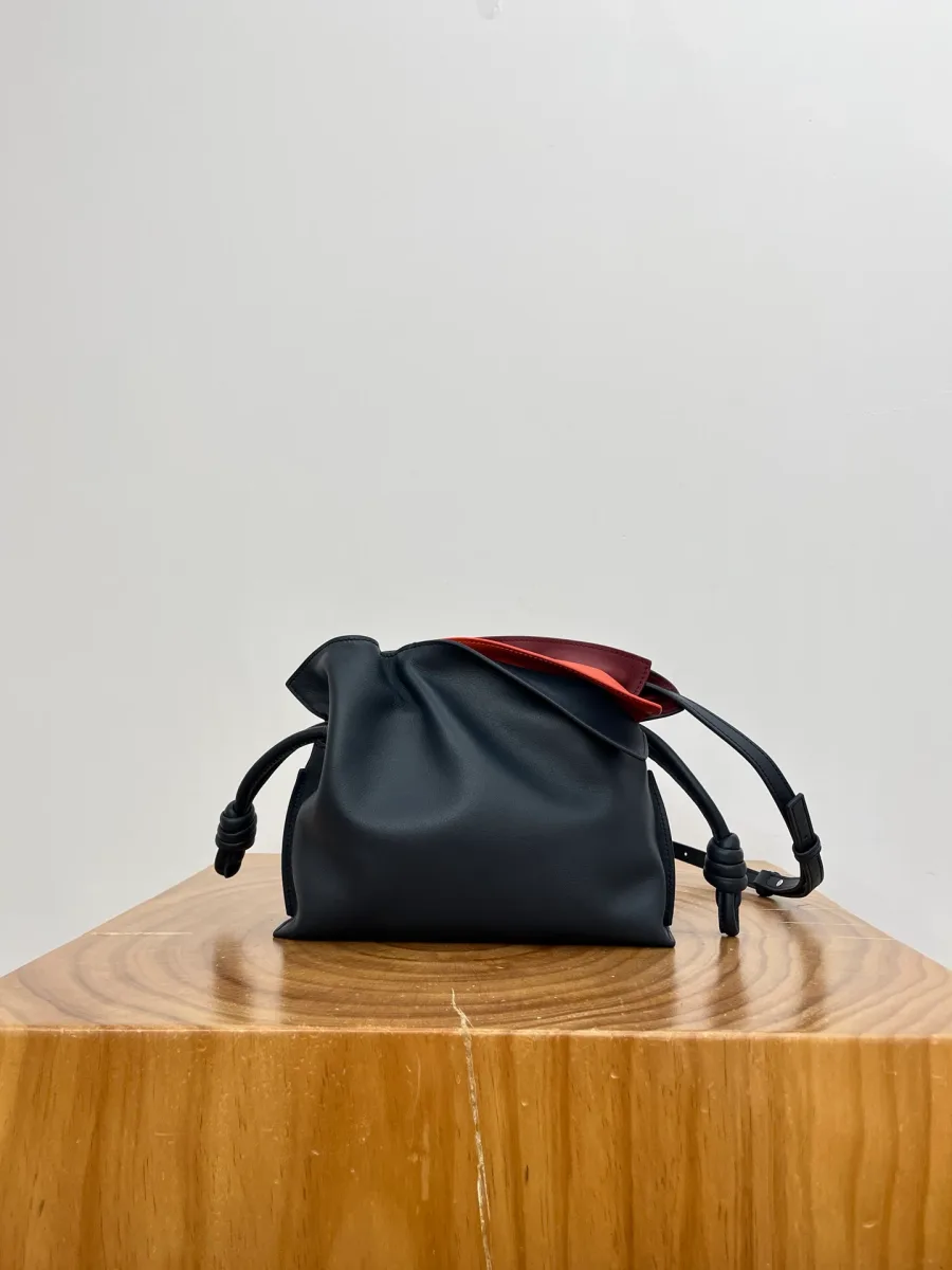 Сумка Loewe Flamenco Mini из кожи наппа на деревянном подиуме