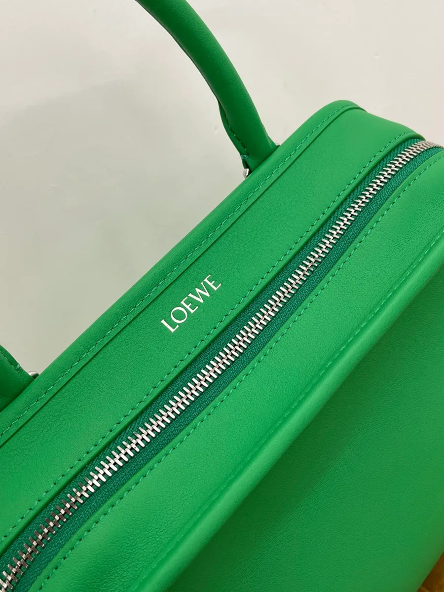 Верхняя планка сумки с металлической молнией и логотипом Loewe