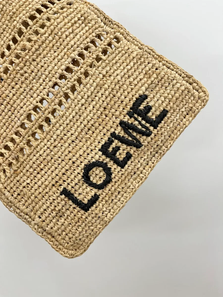Фактурное плетение из рафии с контрастной вышивкой LOEWE крупным планом
