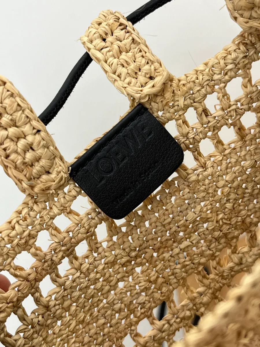 Кожаная нашивка с тисненым логотипом LOEWE на внутренней стороне сумки