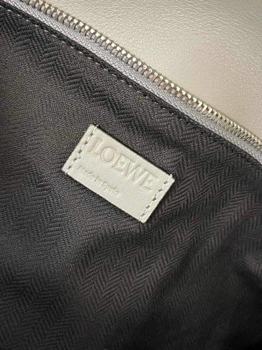 Кожаная нашивка Loewe Made in Spain на тёмной тканевой подкладке