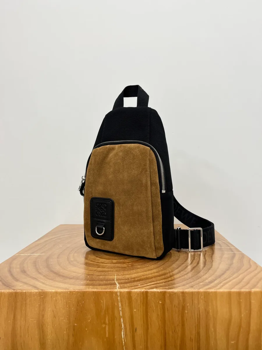 Сумка-слинг Loewe Flex Sling в ракурсе три четверти на деревянной подставке