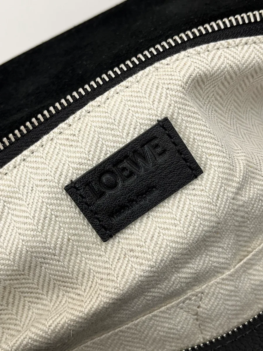 Фирменная кожаная нашивка Loewe на светлой подкладке с узором «ёлочка»