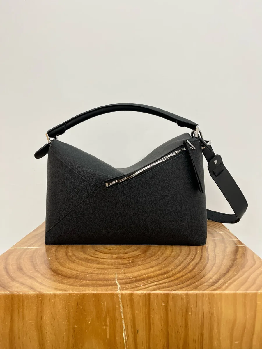 Задняя панель чёрной сумки Loewe Puzzle с диагональным врезным карманом на молнии