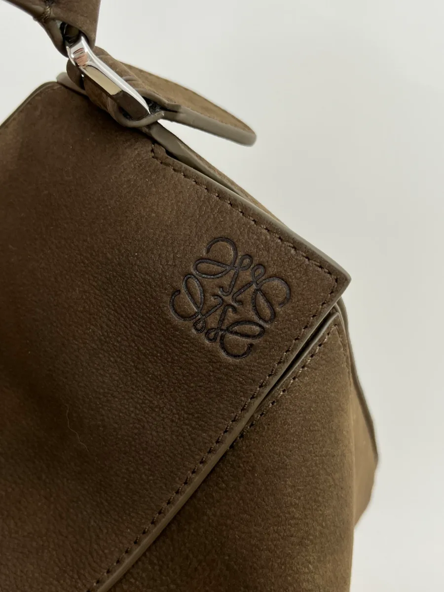 Тиснёная анаграмма Loewe на верхнем клапане из нубука