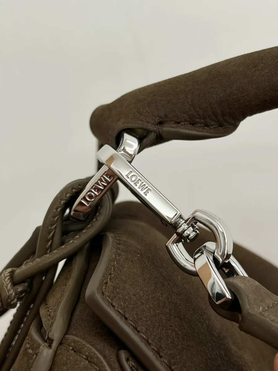 Крепление верхней ручки и карабин съёмного ремня с гравировкой Loewe
